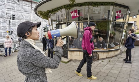 Manos Tsangaris’ Spiel mit Innen und Außen: Kammerspiel in und um einen Wittener Kiosk. Foto: WDR/Claus Langer 