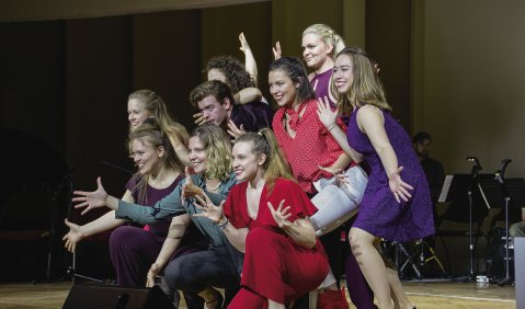 Unser Foto zeigt Mitglieder der Studienvorbereitenden Abteilung Musical an der Musikschule Neukölln bei ihrer fulminanten Performance. Die multikulturelle Multimedia-Collage hätte eine Wiederaufnahme verdient. Foto: Kerstin Heiderich/VdM