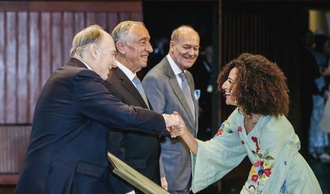 Seine Hoheit, der Aga Khan, gratuliert der Presträgerin der Kategorie Inklusion, Badiaa Bouhrizi, zusammen mit (seiner Exzellenz,) dem Präsidenten von Portugal, Marcelo Rebelo de Sousa, und Prinz Amyn Aga Khan. Foto: AKDN/António 