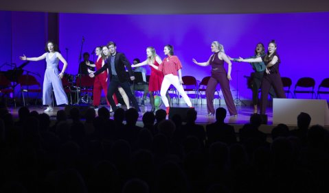 Mitglieder der Studienvorbereitenden Abteilung Musical an der Musikschule Neukölln bei der Collage „Berlin bleibt doch Berlin:“ Foto: Kerstin Heiderich/VdM