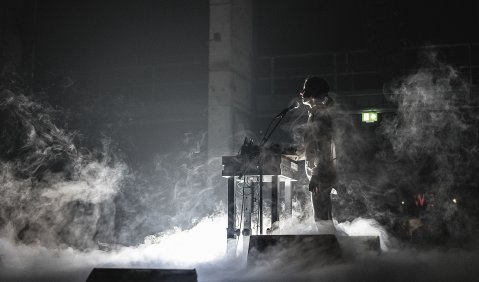 Passt die Stimme oder passt sie nicht? Das älteste Instrument der Menschheit ist in die Nebelwerfer von Genderdebatte, Kunstfreiheit und Justiz geraten. Unser Bild zeigt Stine Janvin mit Musik für Stimme und Licht beim diesjährigen Berliner Festival MaerzM