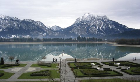 Blick von der Terrasse des Füssener Festspielhauses. Foto: Andreas Praefcke, Wikimedia Commons