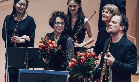 Blumen für die Komponistin Olga Neuwirth und den Solisten Emmanuel Pahud beim Konzert der Karajan-Akademie der Berliner Philharmoniker unter der Leitung von Susanna Mälkki. Foto: Monika Karczmarczyk