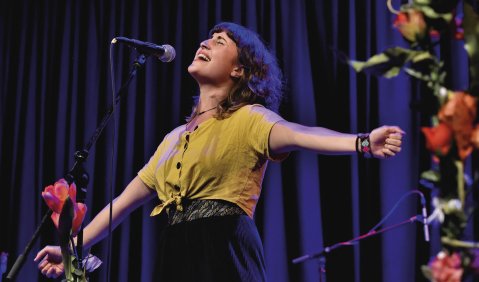 Franziska Schuster, Sängerin und Akkordeonistin der Band RasgaRasga am 14. September auf der Bühne des domicils. Foto: Kurt Rade, Witten