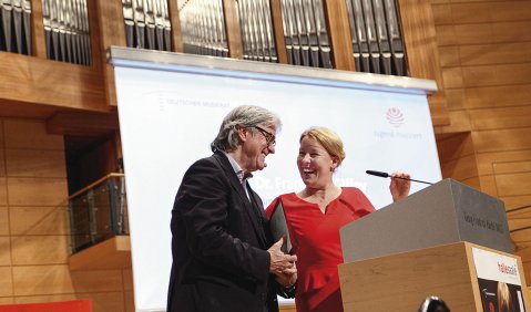 Bundesjugendministerin Franziska Giffey bedankte in Halle (Saale) bei Edgar Auer für sein jahrzehntelanges Engagement. Foto: Markus Kaesler