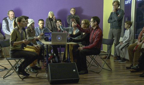 Publikums- und Antennenkontakt: Das Ensemble Garage bei einer seiner Performances in einem Kölner Leerstand. Foto: Ensemble Garage