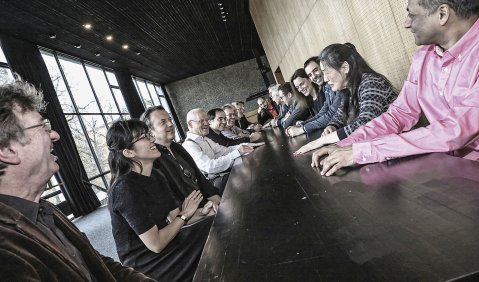 Debattenreiche Prozesse: die Gesellschafter des Ensemble Modern an einem Tisch. Foto: Vincent Stefan