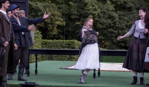 Nadya Meyer als Brautjungfer bei der Rheinsberger „Freischütz“-Premiere im Jahr 2018. Foto: Uwe Hauth