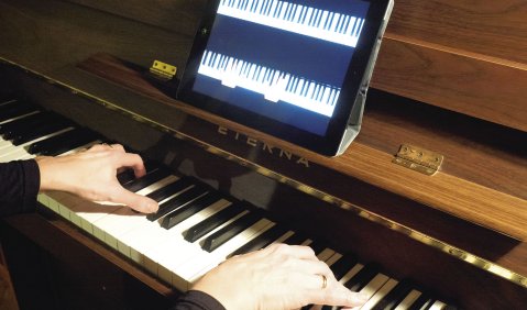 Alltag in vielen musikalischen Haushalten: Klavierstücke lernen per YouTube-Tutorial. Foto: Juan Martin Koch