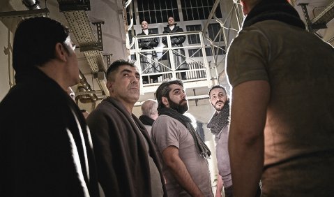 Beethoven hinter Gittern: Mitwirkende der „Fidelio“-Aufführung in der JVA Tegel. Foto: Thomas Aurin