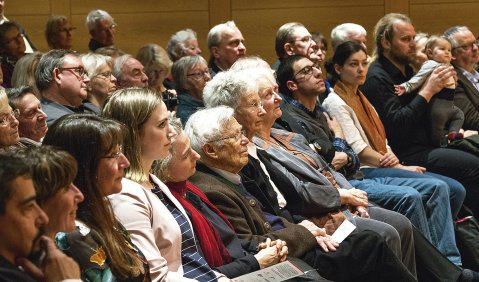 Ein Mann von großer Bedeutung für das bundesdeutsche Musikleben, flankiert von Familie, Freunden und Weggefährten: Eckart Rohlfs (Mitte). Foto: Juan Martin Koch/nmz