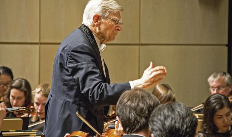 Verwandelt vom Klang des Orchesters: Herbert Blomstedt und das BR-Symphonieorchester bei einem Gastspiel in Weiden 2019. Foto: Juan Martin Koch