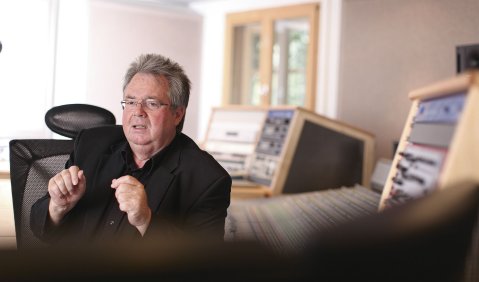 Enjott Schneider in seinem Tonstudio in der Au, einem zentral gelegenen Münchener Wohnviertel nahe den Isarauen. Foto: Mathias Vietmeier