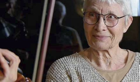 Szene aus den Unterrichtsvideos: Frau Schmidt aufmerksam und fröhlich. Screenshot: www.musikunddemenz.de