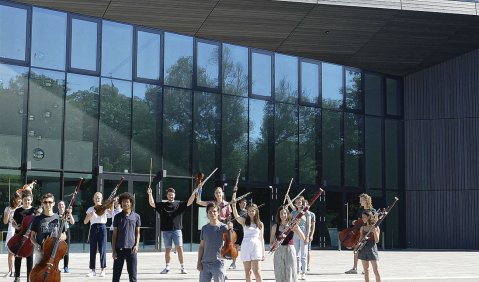Junge Musiker*innen sind begeistert von den neuen akustischen Erfahrungen im Inneren der TauberPhilharmonie Weikersheim. Foto: JMD