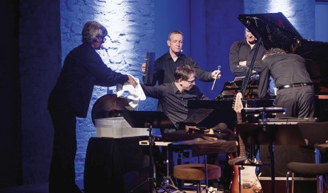 Das Ensemble ascolta mit dem Musiktheaterprojekt „Vor dem Gesetz“.  Foto: Uwe Hauth