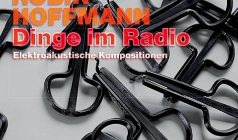 Die „Dinge im Radio“ geben einen Einblick in Hoffmanns elektroakustische Kompositionen, allesamt radiophone Auftragswerke des Hessischen Rundfunks. 
