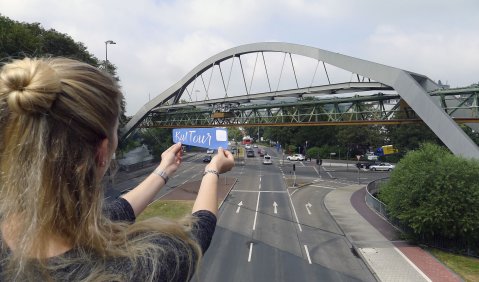 „KulTour“ – eine kulturelle Stadtführung durch Wuppertal für Erstsemester, hier mit Julia Wessel. Foto: KulTour