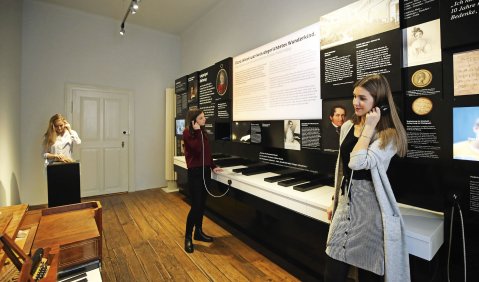 Seit September 2019 im Leipziger Schumann-Haus zu sehen: die Dauerausstellung „Experiment Künstlerehe“, kuratiert von Beatrix Borchard, siehe dazu auch nmz 9/2019. Foto: Andreas Schmidt