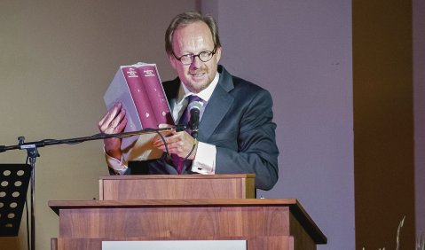 Henle-Geschäftsführer Wolf-Dieter Seiffert meldet ein sattes Umsatzplus im Corona-Jahr 2020. Unser Foto zeigt ihn bei der Präsentation des Beethoven-Werkverzeichnisses im Jahre 2014. Foto: Juan Martin Koch