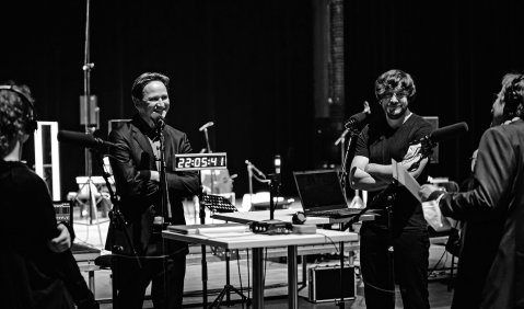 Ein Hauch Live-Atmosphäre: Die Redakteure Leonie Reineke (links) und Rainer Pöllmann (rechts) im Gespräch mit dem Trompeter Markus Schwind vom Ensemble Ascolta (2.v.li.) und dem Perkussionisten Daniel Eichholz.  Foto: Deutschlandfunk/Simon Detel