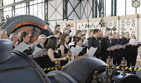 Rundfunkensembles auf der Suche nach neuen Aufgaben und Ausspielwegen: Der WDR Rundfunkchor sang im August 2019 unter der Leitung von Stefan Parkman in der Zeche Zollern in Dortmund im Rahmen der Reihe „WDR schenkt…“. Foto: WDR/Klaus Görgen