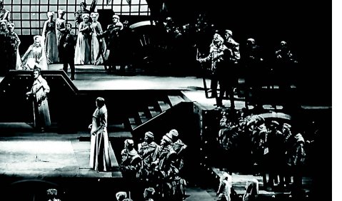 Eckart Kröplin: Operntheater in der DDR. Zwischen neuer Ästhetik und politischen Dogmen, Henschel Verlag, Leipzig 2020