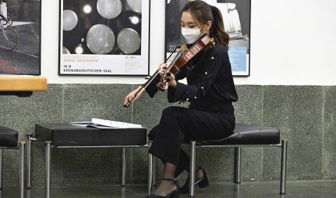 Kein Auftritt mit Publikum für Studierende. Vor dem Konzert im Foyer der Hochschule für Musik Hanns Eisler Berlin. Foto: Janine Escher