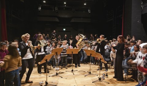 Stimmungsvolles Bild von einem Aktionstag Musik an der Hochschule für Musik Hanns Eisler. „Können Sie sich eine Welt ohne Musik vorstellen? Wir nicht. Die deutschen Musikhochschulen.“ – soweit der Slogan zum Aktionstag der Musikhochschulen im Herbst 2009. 