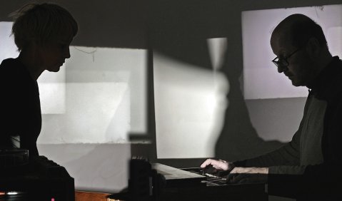 Der Komponist Klaus Lang und die Lichtkünstlerin Sabine Maier schufen die audiovisuell berauschende Lichtspielszene „nirgends.“. Foto: WDR
