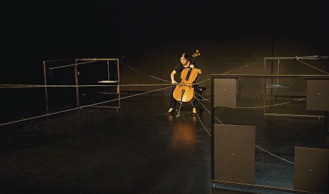 Musik, gefesselt  im Spiel der Systeme: Séverine Ballon als Solistin bei „Distanz“ von Marianthi Papalexandri-Alexandri (Eclat Festival 2018). Foto: Susanne van Loon