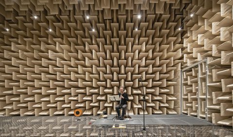 Titelbild: Das Projekt „Die Orchesterbox“ des Konzerthauses Berlin steht auf der Shortlist des Junge Ohren Preises 2021. Unser Foto zeigt eine Tonaufnahme dafür in einem Raum der TU-Berlin (siehe Seite 7). Foto: Felix Löchner/Sichtkreis
