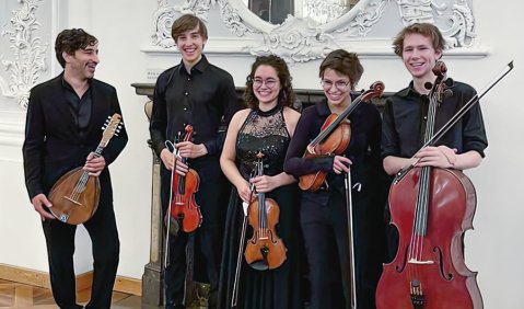 Die Begegnung war herzlich und es wurde schnell klar: Es würde eine Begegnung auf Augenhöhe werden. Avi Avital, Johann Stötzer, Luisa Schwegler, Anna Boida, Lionel Martin. (v.l.n.r.) Foto: privat