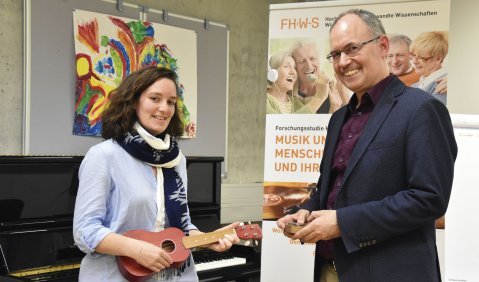Laura Blauth und Thomas Wosch, Musiktherapeuten an der Würzburger Hochschule, wollen pflegenden Angehörigen sowie an Demenz erkrankten Menschen zu mehr Lebens- und Beziehungsqualität verhelfen. Foto: Pat Christ