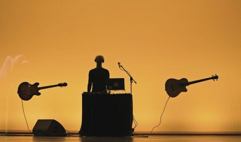 Szenenfoto von „Many Beginnings“ des Kölner Musikers und Komponisten Torsten Ax. Foto: Uwe Schinkel