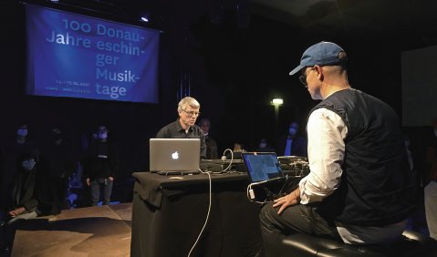 Fehlbesetzung oder erweiterter Jazzbegriff? Das Duo Thomas Lehn (analoger Synthesizer und Computer) und Marcus Schmickler (Computer) beim Konzert Nr. 18 „JAZZ NOW“ der Donaueschinger Musiktage. Foto: SWR