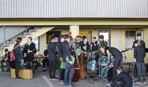 Big Band des Beethoven-Gymnasiums (Ltg. Carl Parma) auf dem Flughafen Tempelhof 2019. Foto: Carl Parma