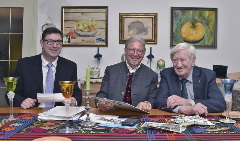 v.l.n.r.: Landrat Martin Bayerstorfer, Präsident des VBSM, VBSM-Ehrenmitglied Reinhard Loechle und Prof. Dr. phil. h. c. mult. Hans Zehetmair, Staatsminister a. D. Foto: VBSM
