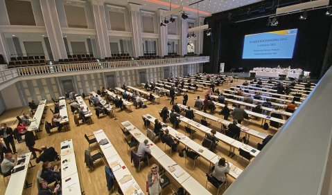 Pandemiekonforme Sitzordnung bei der Bundesversammlung. Foto: Heiderich/VdM