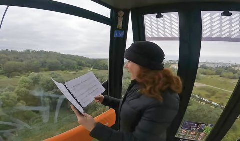 In der Seilbahn über den Gärten der Welt: Performances mit der Sopranistin Irene Kurka und Mitgliedern des sonic.art Saxophonquartetts Berlin. Foto: Videostill von Giordano Bruno do Nascimento