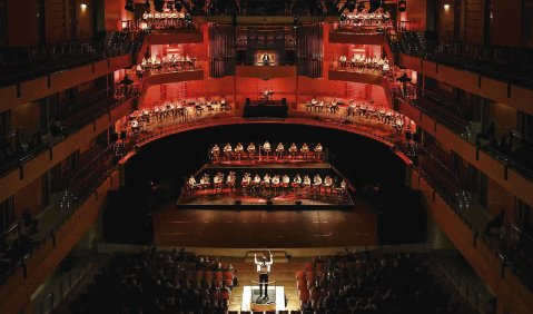 „Braue gegen Braue, Auge gegen Auge…“ Stockhausen-Aufstellung in der Essener Philharmonie. Foto: Sven Lorenz