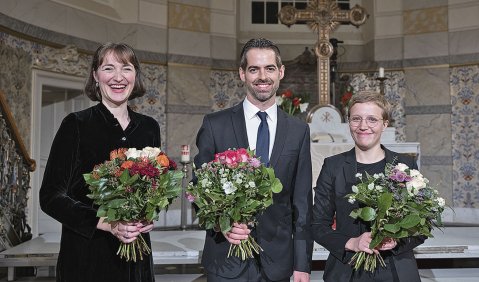 Preisträger John Lidfors mit den Mitfinalistinnen Julia Selina Blank (l.) und Franziska Kuba. Foto: Jana Evers