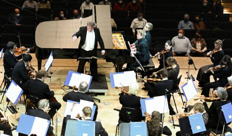 Lucas und Arthur Jussen zusammen mit den Münchner Philharmonikern unter John Storgårds in der Isarphilharmonie. Foto: Tobias Hase
