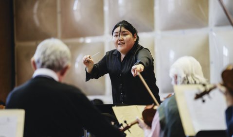 Differenziert und präzise: Sukjong Kim dirigiert das „Kritische Orchester“. Foto: Manuela Steinemann