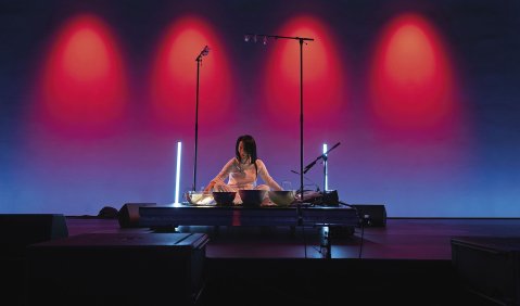 nmz-Titelbild: Die japanische Musikerin Tomoko Sauvage beim Eröffnungs­abend der Berliner MaerzMusik. Foto: Camille Blake/Berliner Festspiele