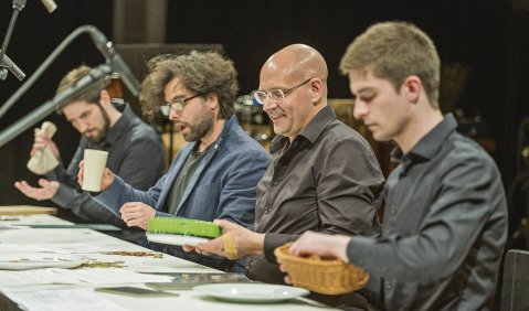 Sechs Kölner Perkussionisten sorgten für die punktgenaue Wiedergabe der Partitur. Foto: Thomas Ahrendt
