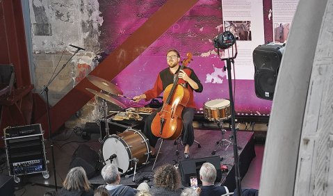 Gute Aussicht von der 18. Etage: der Nordsternturm in Gelsenkirchen, bespielt vom slowenischen Ein-Mann-Orchester Kristijan Krajnc mit Cello und Schlagzeug. Foto: Oliver Hochkeppel