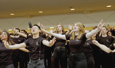 Gemeinschaftsgefühl Chorsingen: Szene aus der Doku „Unsere Herzen – Ein Klang“. Foto: Neue Visionen