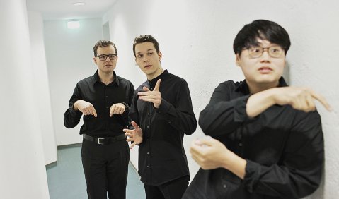 Finalisten der Kategorie Klavier backstage (von links): Johannes Obermeier, Lukas Sternath und Junhyung Kim. Foto: Daniel Delang