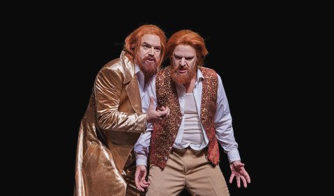 Ronan Collett als Alpenkönig (li.) und Paul Armin Edelmann als Rappelkopp in Leo Blechs Oper am Theater Aachen. Foto: Wil van Iersel